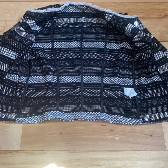 AirField Striped Black and White Blazer - Picture 11 of 17